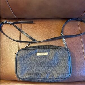 Michael Kors jet set medium black & gray logo, Crossbody bag w/silver tone chain